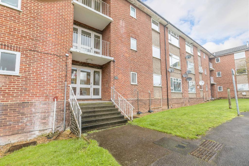2 Bedroom Flat For Sale in Sandringham Court, Burnham, SL1 6JU